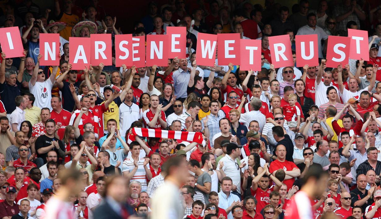 Suporter Arsenal memberikan dukungan untuk pelatih Arsene Wenger saat melawan Stoke City di Stadion Emirates, London, Minggu (24/5/2009). (AFP/Chris Ratcliffe)