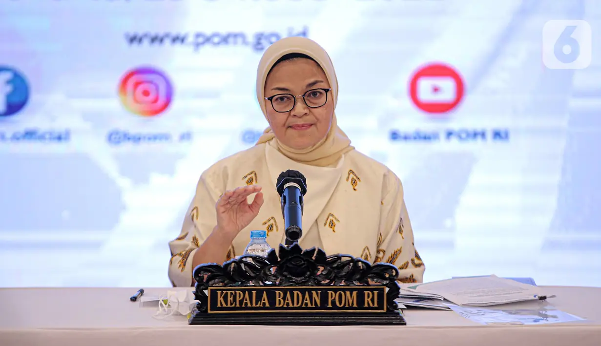 Kepala Badan Pengawas Obat dan Makanan (BPOM) Penny K. Lukito menyampaikan keterangan dalam konferensi pers terkait obat sirup di Gedung BPOM, Jakarta, Minggu (23/10/2022). Menurut Kepala BPOM Penny K. Lukito, sirup Termorex terkait Konimex dipastikan hanya tercemar pada batch tertentu yakni nomor izin edar DBL7813003537A1, kemasan dus, botol plastik 60 ml. (Liputan6.com/Faizal Fanani)
