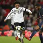 Gelandang Jerman, Leroy Sane, berusaha melewati bek Inggris, Joe Gomez, pada laga persahabatan di Stadion Wembley, London, Jumat (10/11/2017). Kedua negara bermain imbang 0-0. (AP/Kirsty Wigglesworth)