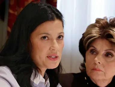 Aktris Norwegia, Natassia Malthe didampingi pengacaranya, Gloria Allred menyampaikan pernyataan dalam konferensi pers di New York, Rabu (25/10). Malthe mengaku menjadi korban pelecehan seksual oleh produser Hollywood Harvey Weinstein. (AP/Richard Drew)