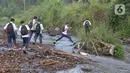 Tidak adanya jembatan penghubung di kampung tersebut, memaksa para pelajar dari berbagai tingkat sekolah menyeberangi Sungai Cihideung untuk menuju sekolah mereka masing-masing. (Liputan6.com/Herman Zakharia)