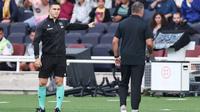 Pelatih Barcelona asal Jerman, Hansi Flick, diusir oleh wasit saat pertandingan Liga Spanyol antara FC Barcelona dan Girona FC di Estadi Olimpic Lluis Companys di Barcelona pada 18 Oktober 2025. (Josep LAGO/AFP)