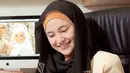 Saat akan nikah dengan Ben Kasyafani, Caca tampil dengan menutup auratnya alias berhijab. Setelah bercerai dengan Ben September 2014, tak lama setelah itu melepas hijabnya. (Instagram/marshanda99)