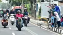 Warga menyapa Presiden Joko Widodo yang mengendarai motor menuju Pasar Anyar, Tangerang, Banten, Minggu (4/11/2018). Jokowi blusukan ke pasar untuk mengecek harga kebutuhan pokok dan mencocokkan dengan angka inflasi. (Liputan6.com/HO/Biro Pers Setpres)