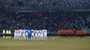 Para pemain berbaris untuk memberikan penghormatan kepada para korban gempa Turki dan Suriah menjelang pertandingan sepak bola Liga Eropa antara Shakhtar Donetsk dan Rennes di Stadion Angkatan Darat Polandia, Warsawa, Polandia, 16 Februari 2023. (AP Photo/Michal Dyjuk)