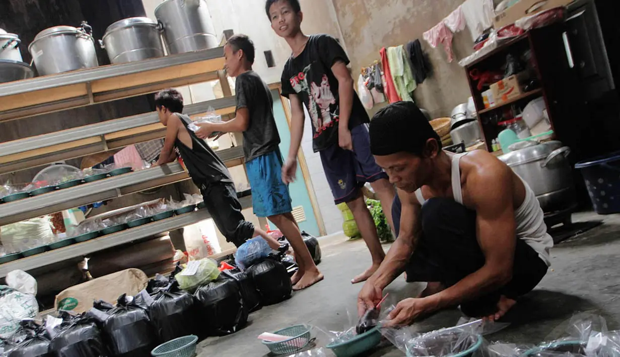 Setelah adonan dodol matang, seorang pekerja memasukkan dodol ke dalam cetakan, Jakarta, (16/7/14) (Liputan6.com/ Faizal Fanani)