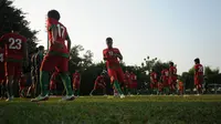 Jelang berlaga di Sea Games XXVIII Singapura, Timnas Indonesia U-23 kembali melakukan latihan di Lapangan Sutasoma Halim Perdanakusuma, Jakarta, Sabtu (23/5/2015). Tampak, pemain timnas U-23 saat melakukan pemanasan. (Liputan6.com/Helmi Fithriansyah)