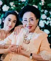 Pendiri brand kecantikan lokal Mustika Raty, Mooryati Soedibyo meninggal dunia pada hari ini, Rabu (24/4/2024). Beberapa waktu lalu, sang cucu Kusuma Puteri resmi menikah. Di foto ini terlihat kedekatan keduanya bahkan dalam balutan outfit berwarna serasi. [Foto: Instagram/kusumaputeri]
