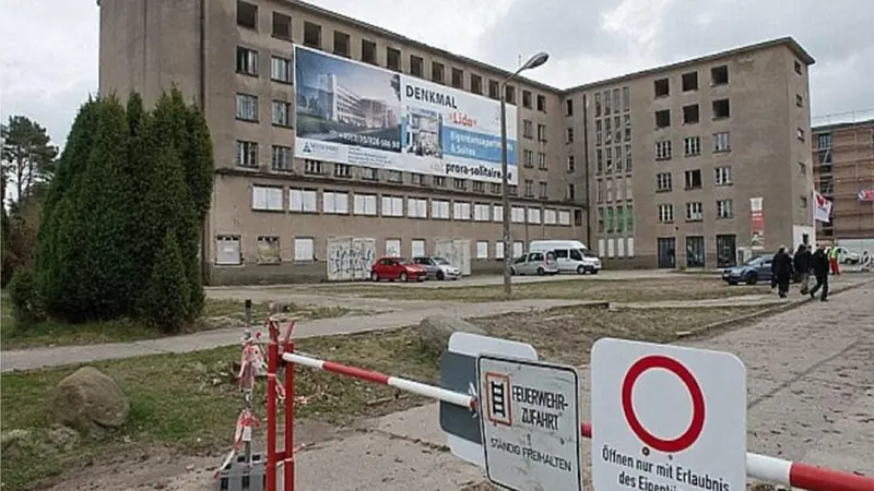 Pembukaan kompleks kamp liburan Nazi dari Adolf Hitler (foto tahun lalu) dijadwalkan pada bulan Oktober, dengan penyewa penuh waktu pertama sudah pindah ke 'Colossus of Rugen'. (AP Images)