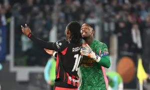 Leao kemudian meluapkan rasa kecewanya dengan berjalan sangat pelan meninggalkan lapangan. Kiper AC Milan, Mike Maignan bahkan harus turun tangan untuk mempercepat lajunya. (AFP/Alberto Pizzoli)