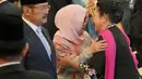 Penganugerahan ini didasarkan pada Keputusan Presiden (Keppres) Nomor 116/TK/Tahun 2025 yang ditetapkan pada 6 November 2025. Tampak dalam foto, putri mendiang Presiden Suharto, Siti Hardiyanti Rukmana (tengah) dan Siti Hediati Hariyadi, saling memberi selamat dalam upacara pemberian gelar pahlawan nasional kepada sepuluh tokoh di Istana Negara, Jakarta, Senin 10 November 2025. (AP Photo/Achmad Ibrahim)