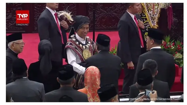 7 Potret Jokowi Pakai Baju Adat Tanimbar Khas Maluku di Sidang Tahunan MPR 2023, Curi Perhatian