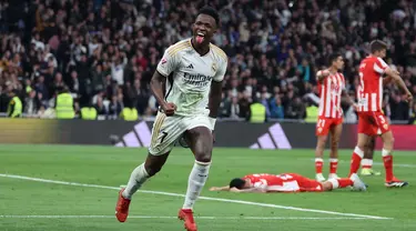 Penyerang Real Madrid Vinicius Junior merayakan gol kedua timnya saat pertandingan sepak bola La Liga Spanyol melawan Almeria di Stadion Santiago Bernabeu, Madrid pada 21 Januari 2024. (Pierre-Philippe MARCOU/AFP)