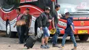 Calon penumpang menuju bus antar kota antar provinsi di Terminal Bus Bayangan Lebak Bulus, Jakarta, Sabtu (9/6). Rata-rata calon pemudik akan berangkat menuju daerah disekitar Jawa Tengah dan Jawa Timur. (Liputan6.com/Helmi Fithriansyah)