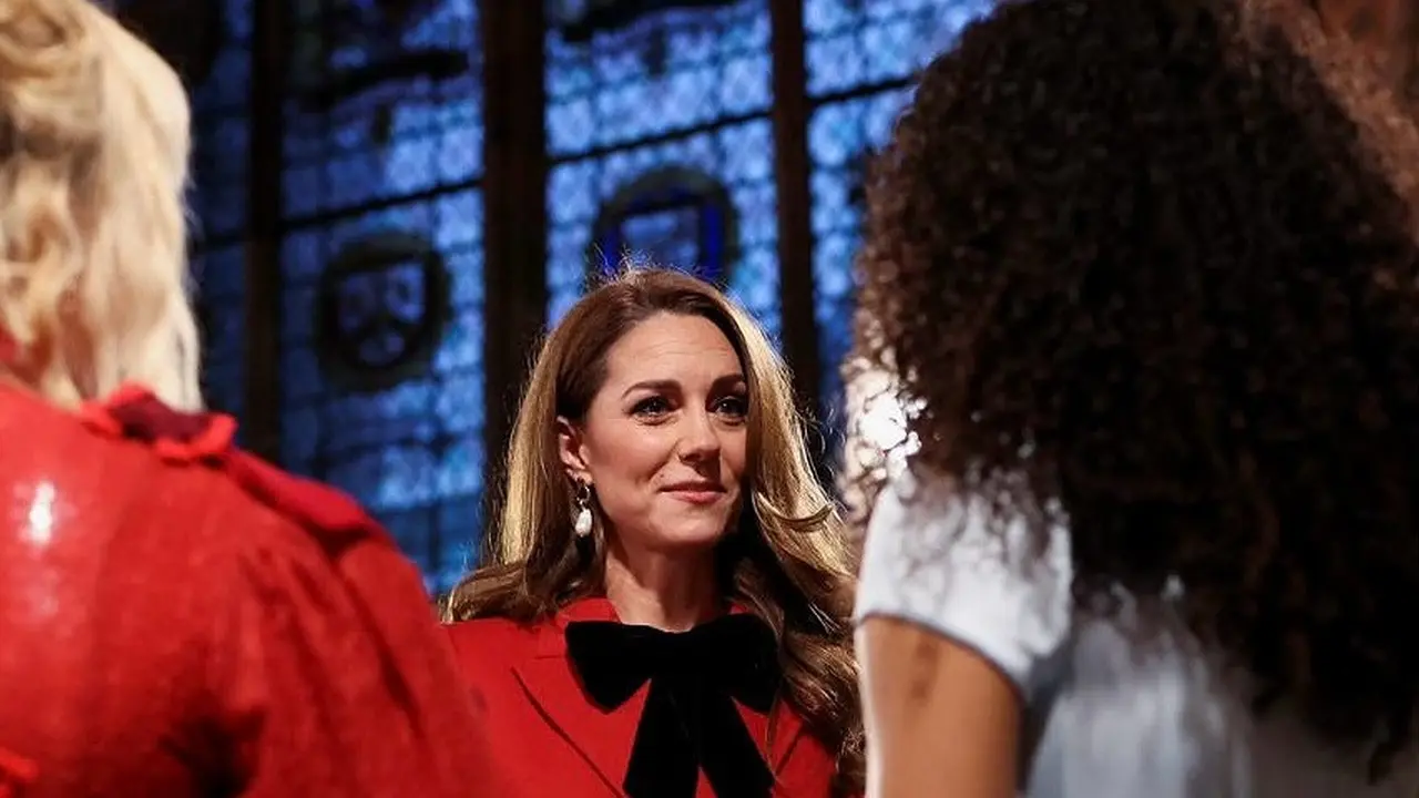 Kate Middleton Elegan dengan Mantel Merah Berpita Hitam Saat Jadi Tuan Rumah Acara Natal Tahunan Kerajaan