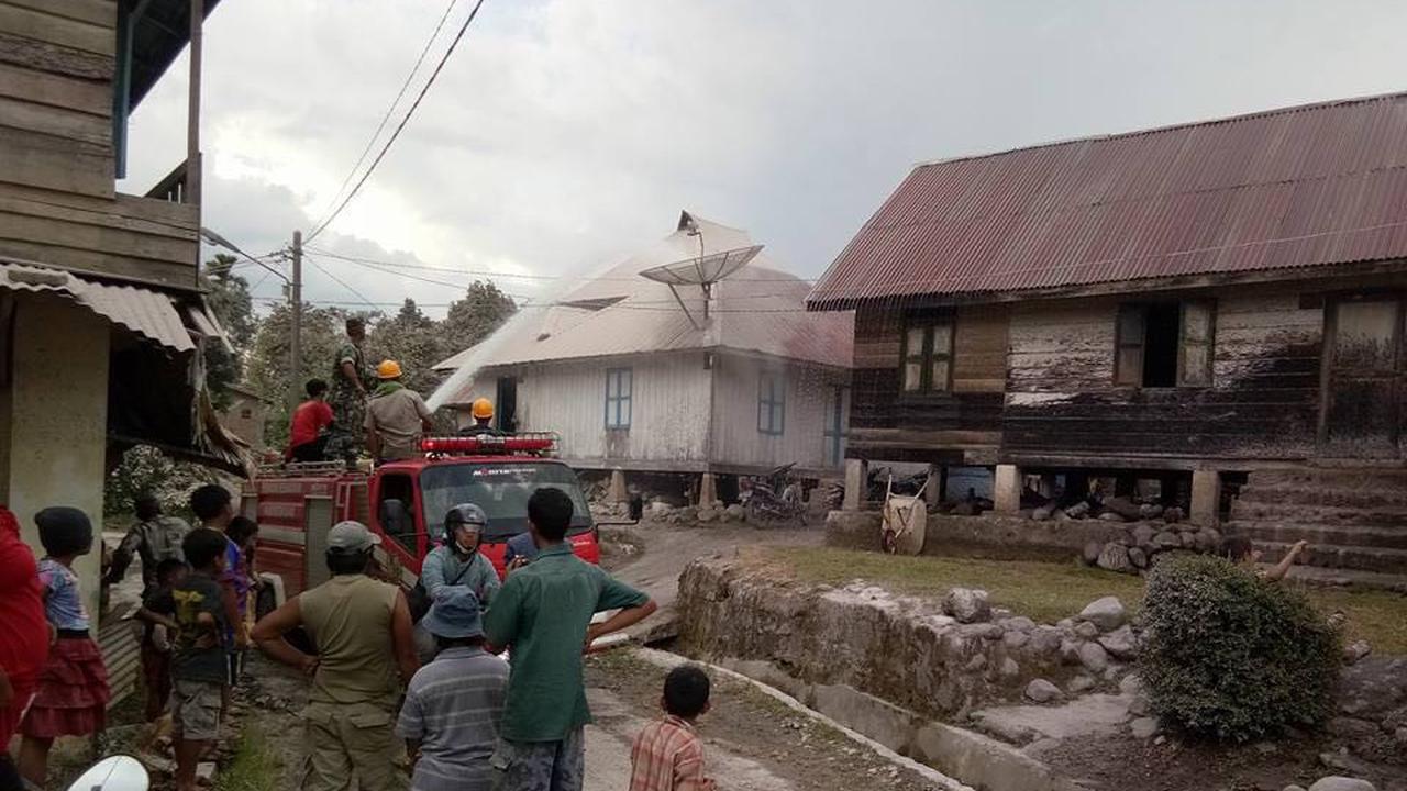 Aksi Bersih-Bersih Debu Vulkanik di Tengah Erupsi Gunung Sinabung
