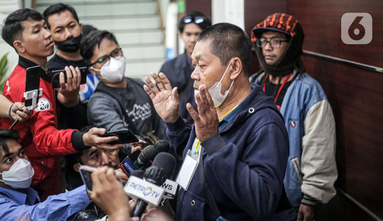 Salah seorang keluarga korban tragedi Kanjuruhan menyampaikan keterangan usai mendatangi Kantor Komisi Nasional Hak Asasi Manusia (Komnas HAM) di Jakarta, Kamis (17/11/2022). Pertemuan yang berlangsung secara tertutup tersebut hendak menyampaikan aspirasi terkait peristiwa pada 1 Oktober 2022 yang menewaskan 135 orang suporter sepak bola. (Liputan6.com/Faizal Fanani)