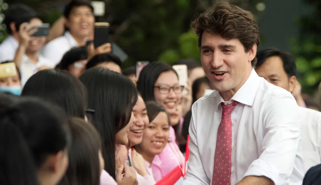 Ekspresi Perdana Menteri Kanada Justin Trudeau saat disambut oleh mahasiswi Universitas Ton Duc Thang di Ho Chi Minh, Vietnam, (9/11). (Adrian Wyld / Canadian Press via AP)
