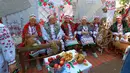 Orang-orang yang mengenakan kostum tradisional menghadiri pameran pertanian di Minsk, Belarus, 26 September 2020. Berbagai pameran pertanian digelar di seluruh Belarus untuk merayakan panen musim gugur. (Xinhua/Henadz Zhinkov)