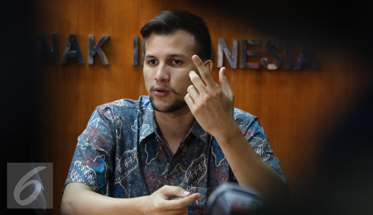 Stuart Collin memberikan keterangan pers di kantor KPAI, Jakarta Pusat. (Liputan6.com/Herman Zakharia)