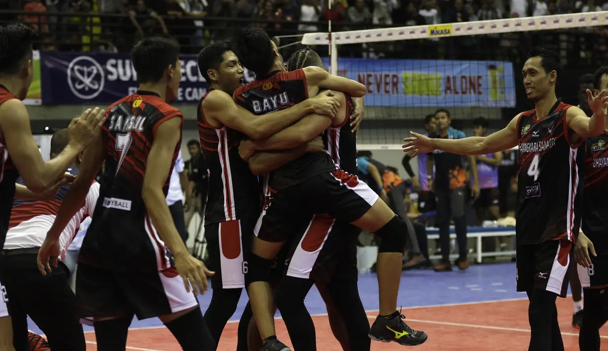 Pemain Surabaya Bhayangkara Samator merayakan kemenangan atas Jakarta BNI 46 dalam final Proliga 2019 di GOR Among Rogo, Yogyakarta, Minggu (24/12). Samator berhasil meraih juara Proliga 2019. (Bola.com/Yoppy Renato)