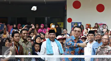 Gubernur DKI Jakarta, Basuki T Purnama saat bermain bulu tangkis usai meresmikan Ruang Publik Terpadu Ramah Anak (RPTRA) Tahap II di Cengkareng Timur, Jakarta Barat, Kamis (18/2). (Liputan6.com/Immanuel Antonius)