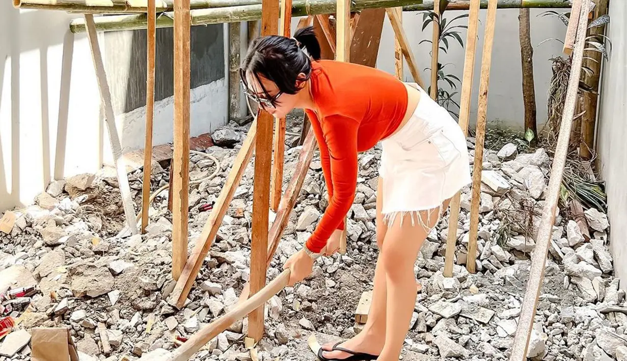 Rumah memang menjadi simbol pencapaian Wika Salim setelah bertahun-tahun meniti karier. Wika akhirnya membuktikan betapa dirinya yang seorang anak kuli serabutan bisa sukses juga.
(Liputan6.com/IG/@wikasalim)