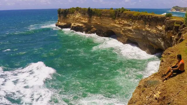 Air Terjun Pantai Karang Bolong, Pacitan