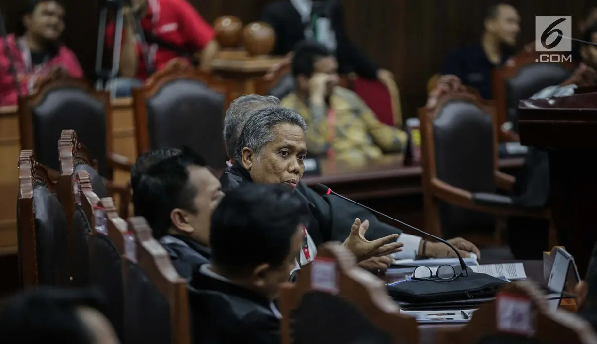 Anggota tim hukum TKN Luhut Pangaribuan berdebat dengan Ketua Tim Hukum Prabowo-Sandi, Bambang Widjojanto, Jakarta, Selasa (18/6/2019). Perdebatan dimulai terkait ucapan Bambang bahwa terdapat beberapa saksinya yang mendapat ancaman, dan butuh perlindungan dari LPSK. (Liputan6.com/Faizal Fanani)