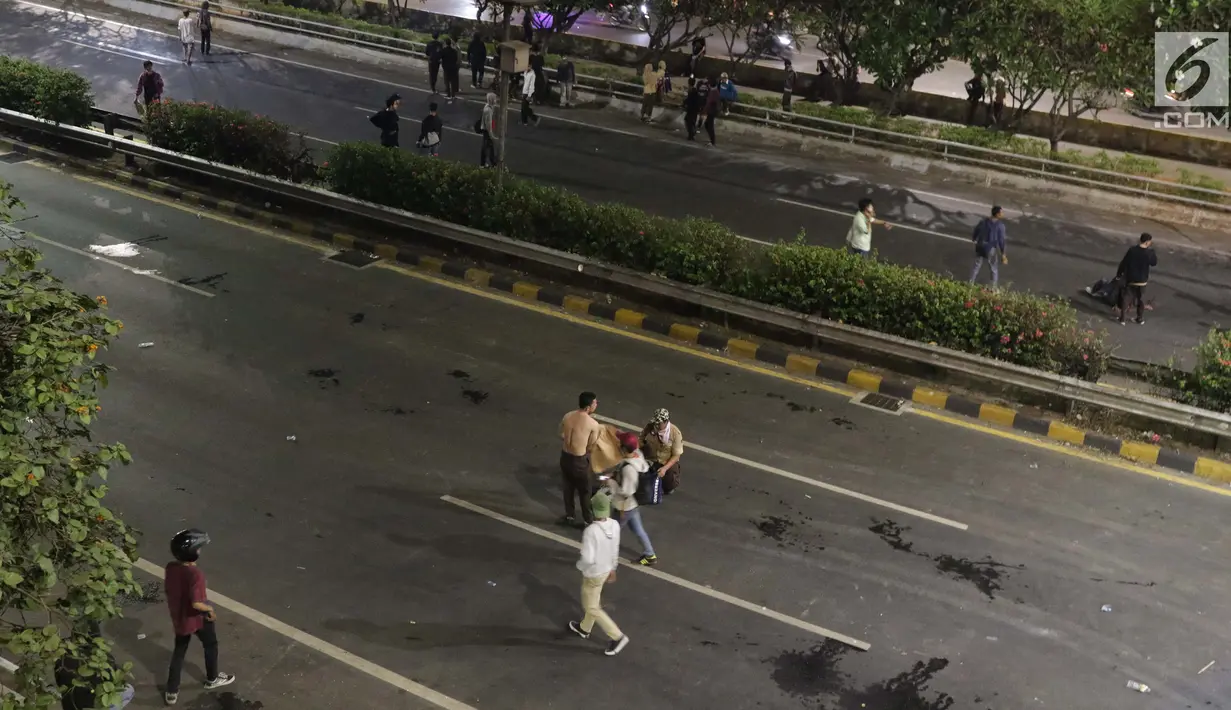 Massa berjalan di Jalan Tol Dalam Kota di sekitar ruas jalan Gatot Subroto, Jakarta, Rabu (29/9/2019). Massa yang rata-rata berseragam sekolah dan pramuka bentrok dengan petugas sehingga jalan depan Kompleks Parlemen lumpuh. (Liputan6.com/Helmi Fithriansyah)