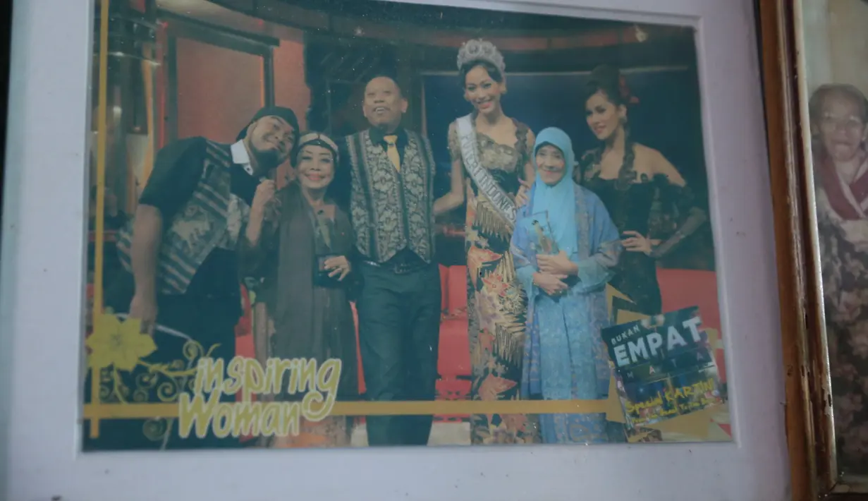 "Kayaknya enggak bisa cerita ya. Karena kesulitannya enggak masuk di akal sebagai artis. Tetangga dari ujung ke ujung tahu kesulitannya mak Laila seperti apa," ucap Darsih di TPU Karet Bivak, Jakarta Pusat, Selasa (21/11/2017). (Adrian Putra/Bintang.com)