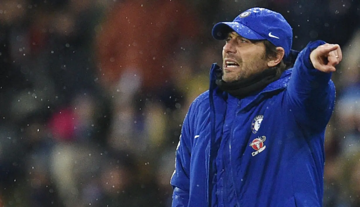 Pelatih Chelsea, Antonio Conte, memberikan instruksi saat melawan Huddersfield pada laga Premier League di Stadion John Smith, Huddersfield, Selasa (12/12/2017). Huddersfield kalah 1-3 dari Chelsea. (AFP/Oli Scarff)