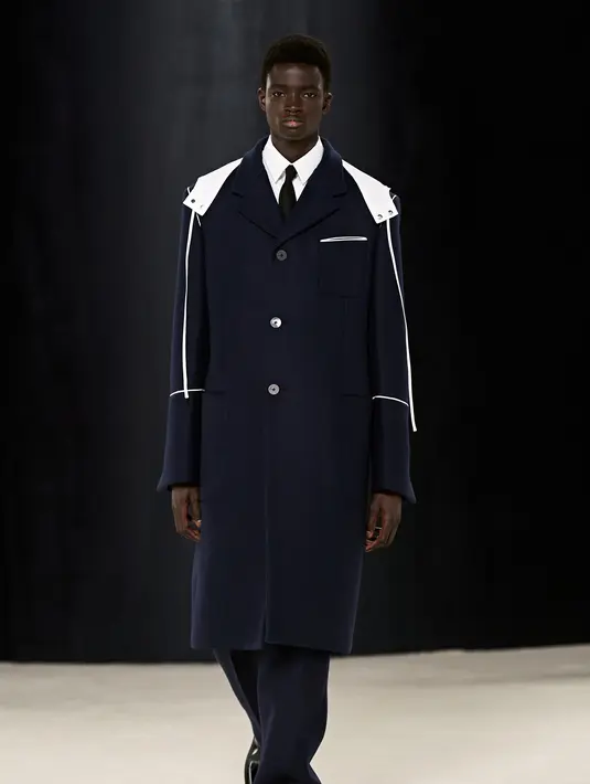 <p>Ferragamo melihat lagi melalui lensa modernitas yang bersih. Kecantikan hiper-feminin mengadopsi futurisme yang asing, volume dan siluet dari era tersebut, jelas tergeser. Foto: Document/Ferragamo.</p>