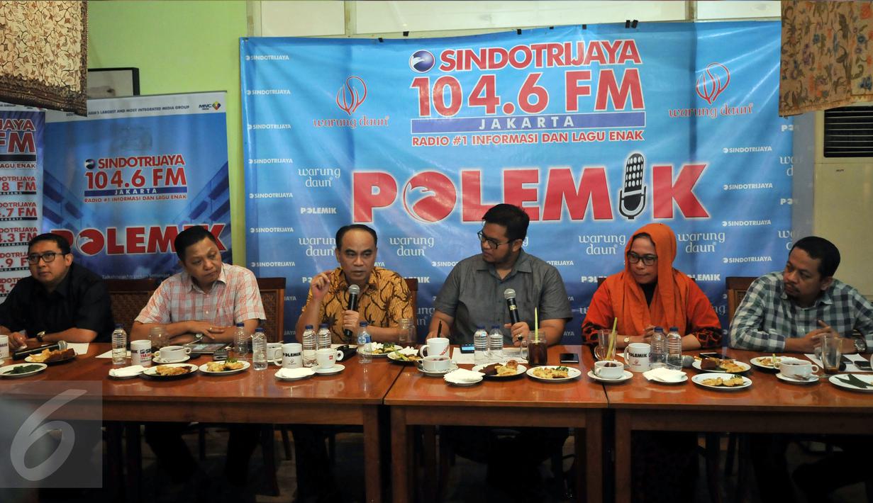 Sejumlah pembicara saat diskusi membahas kegaduhan menteri yang sedang hangat diperbincangkan di Jakarta, Sabtu (5/4) .(Liputan6.com/Johan Tallo)