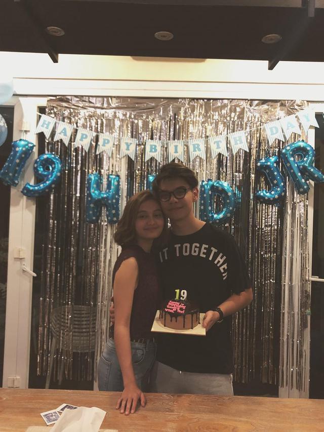 6 Momen Manis Adik Irish Bella dan Kekasih, Romantis