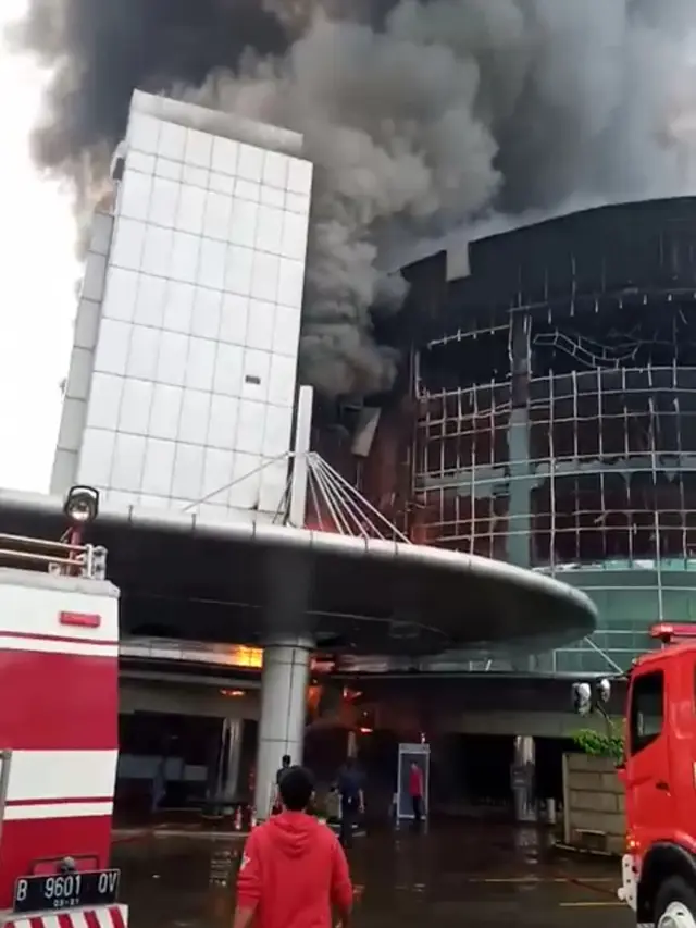 Gereja Christ Cathedral di kawasan Paramount Serpong, Kabupaten Tangerang, terbakar hebat sejak pukul 08.00 pagi, Senin (27/4/2020).