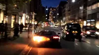 Letupan api yang berasal dari knalpot Lamborghini Aventador menyambar bumper belakang dan terus berkobar 