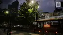 Salah satu hotel menyalakan lampu kamar dan membentuk tanda cinta di kawasan Arteri Pondok Indah,  Jakarta, Selasa (14/4/2020). Aksi solidaritas hotel tersebut menjadi simbol empati, semangat kebersamaan dalam menghadapi pandemi COVID-19. (Liputan6.com/Faizal Fanani)