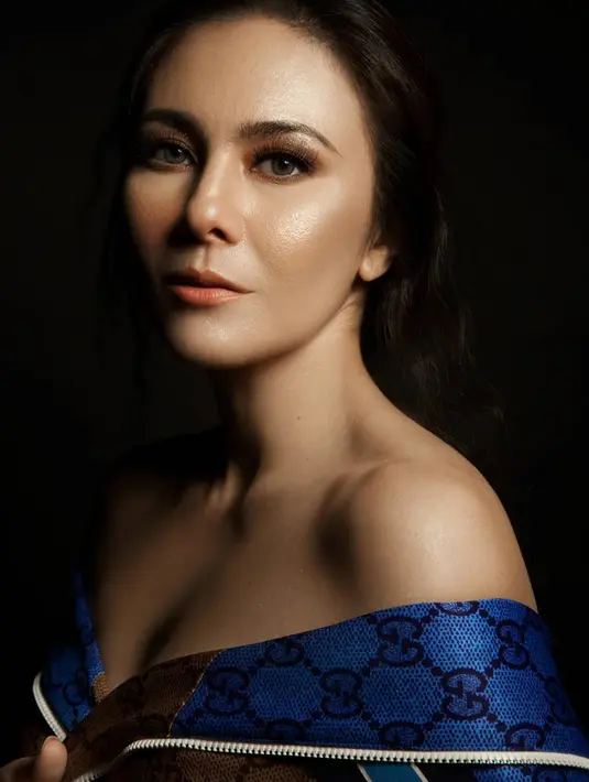 Aktris yang sudah membintangi belasan judul film ini juga tampil cantik dengan blush on serta highlight yang cukup tebal. Cantik, tak heran jika dirinya sering didapuk menjadi model.(Liputan6.com/IG/@wulanguritno)