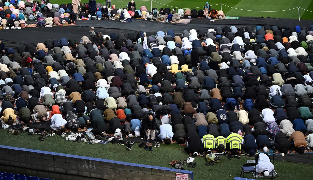 Salat Idul Fitri di Prenton Park digelar berkat kerja sama Tranmere Rovers dengan Pusat Masjid dan Komunitas Wirral Deen. (AFP/Paul Ellis)
