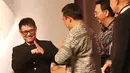 Bintang Film Jet Li (kanan) memberi salam kepada Menpora Imam Nahrawi pada Pembukaan Kejuaraan Dunia Wushu 2015 di JCC, Senayan, Jakarta, Jumat (13/11/2015) WIB. (Bola.com/Nicklas Hanoatubun).