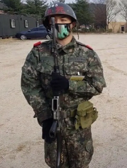 Taeyang BigBang resmi memulai wajib militernya pada 12 Maret 2018. Ia terlihat begitu gagah saat mengenakan baju militer. (Foto: Soompi.com)