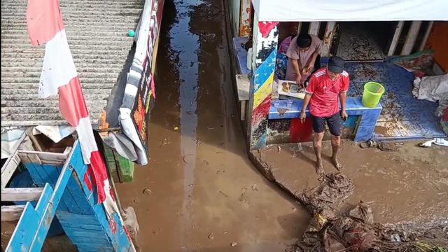 Banjir bandang di Kota Bandar Lampung berangsur surut, sejumlah warga membersihkan sisa lumpur di rumahnya. Foto : (Liputan6.com/Ardi).