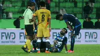Gelandang Arema, Ferry Aman Saragih, terjatuh saat pertandingan Arema vs Mitra Kukar, Senin (29/5/2017). (Bola.com/Iwan Setiawan)