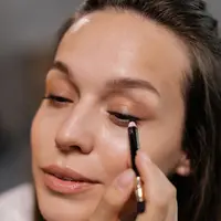 Trik mengatasi eyeliner tercoret tanpa menghapus makeup (foto: Pexels/Alena Darmel)