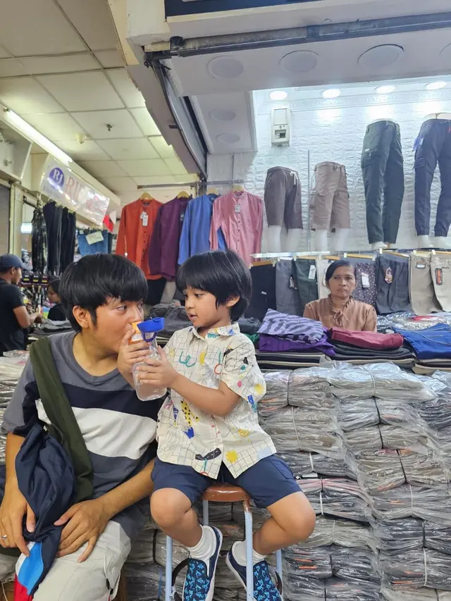 Potret Angga Yunanda bareng ‘anak’  di film Dua Hati Biru (Sumber: Instagram/@angga)