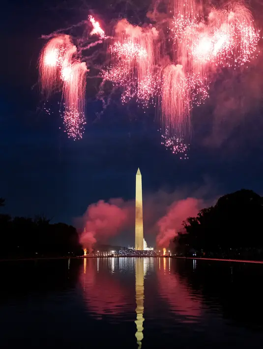 <p>Warga yang datang tidak ingin melewatkan momen pesta kembang api tersebut. (Nathan Howard/Getty Images/AFP)</p>