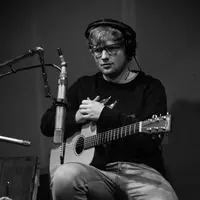 Akibat dari kecelakaan yang dialaminya itu, tentunya konser yang akan digelar Ed Sheeran menjadi ikut terhambat. Untuk itu, ia juga menuliskan permohonan doa agar konsernya tetap berjalan lancar. (Instagram/teddysphotos)