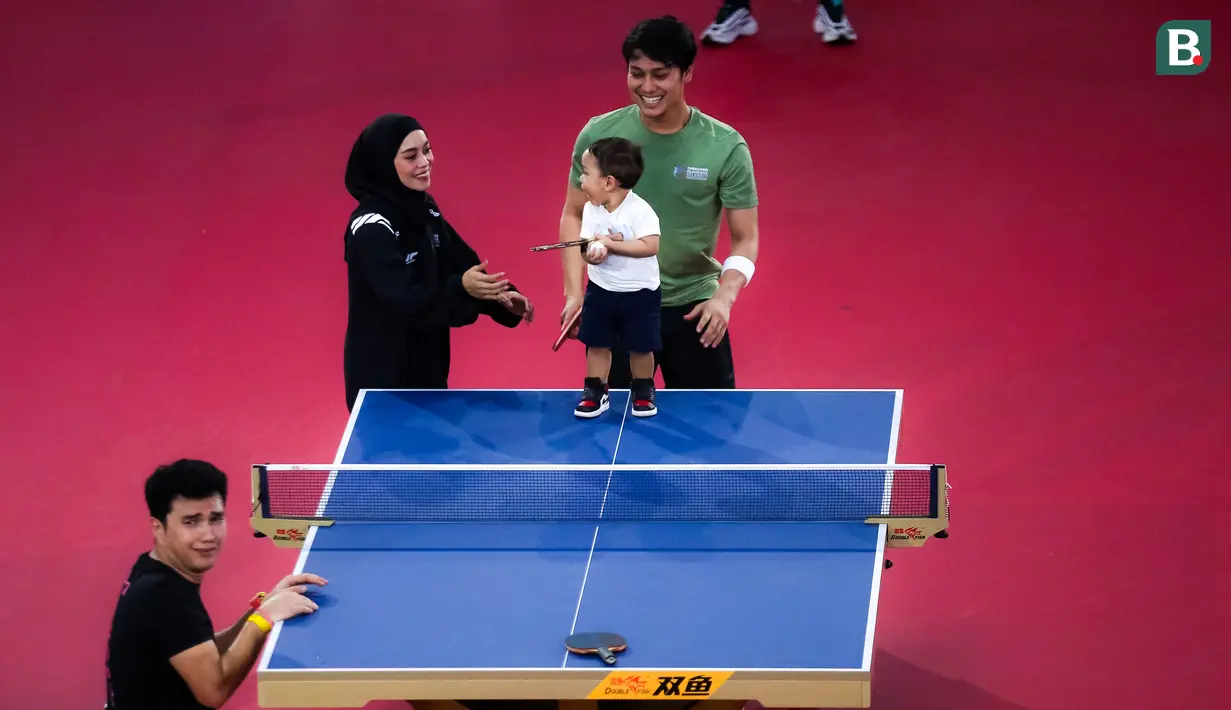 <p>Selebritas Rizky Billar bersama istri, Lesti Kejora dan anaknya, Muhammad Leslar Al-Fatih Billar bercanda saat melawan Aldi Taher pada laga tenis meja Turnamen Olahraga Selebriti Indonesia (TOSI) di GOR UNJ, Jakarta, Minggu (16/07/2023). Rizky Billar menang tiga set langsung atas Aldi Taher dengan skor 21-12, 21-15, 21-11. (Bola.com/Bagaskara Lazuardi)</p>
