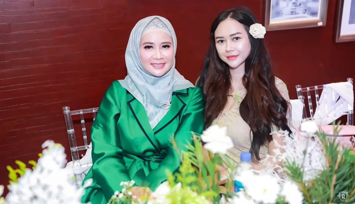 Memiliki rambut lebat yang sehat, Aura Kasih bahkan disebut seperti bintang telenovela Rosalinda saat menambahkan bunga di telinganya. Pesona wanita kelahiran Bandung, 26 Februari 1988 ini memang tidak pernah luntur. Ia selalu berhasil mencuri perhatian. (Liputan6.com/IG/@aurakasih)